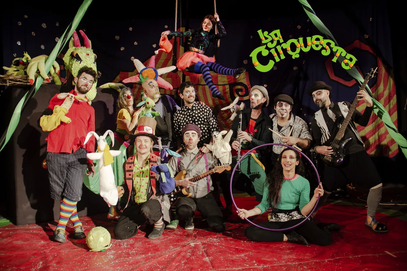 Póster de La Cirquesta entre olas